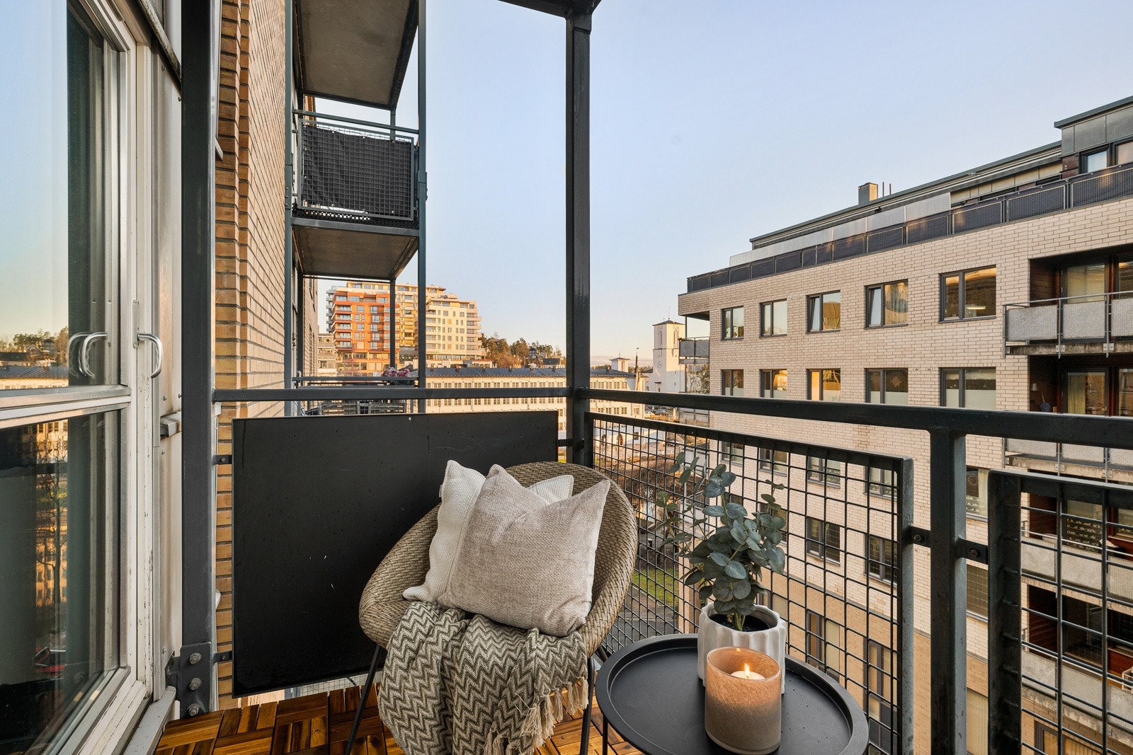 Flott sørøst-vendt balkong med plass til utemøblement. Galleribilde