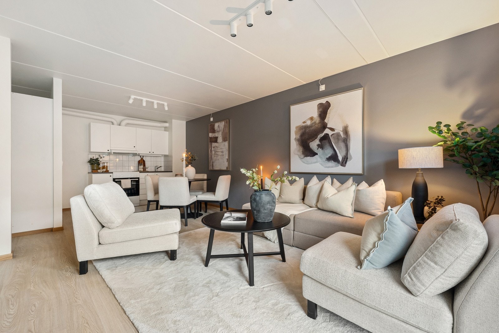 Her er det god plass til sofagruppe med tilhørende møblement og spisebord. Galleribilde