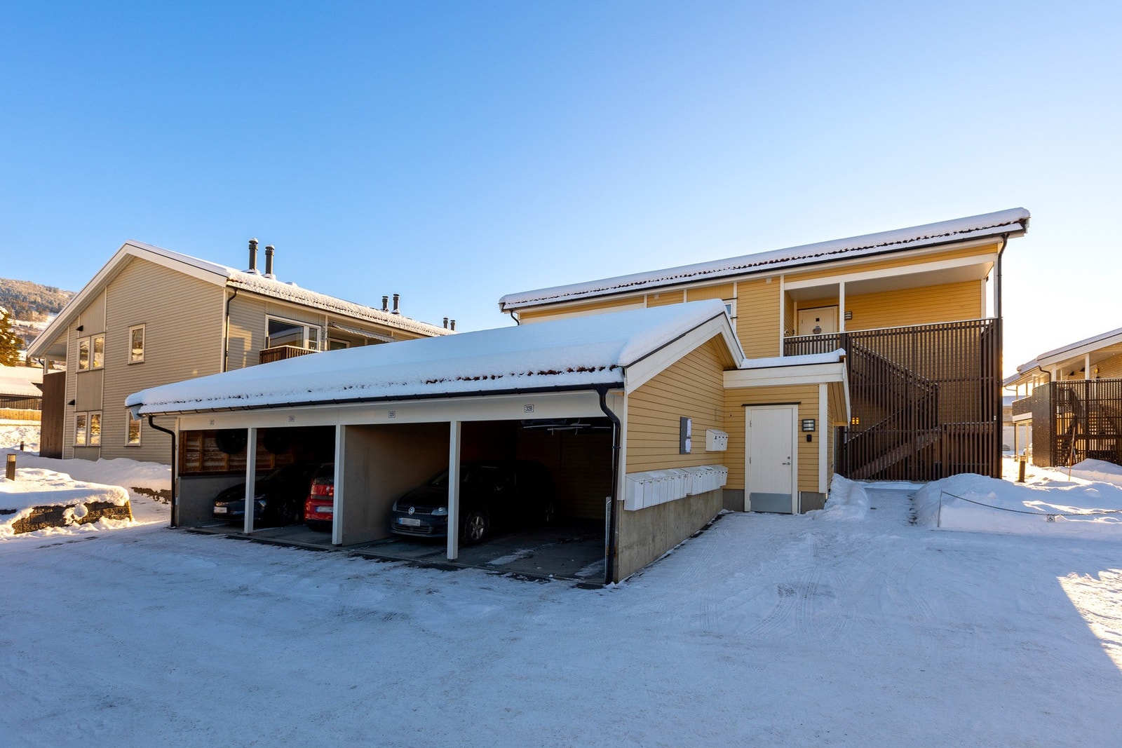 Leiligheten disponerer egen carportplass i felles carportanlegg. Galleribilde