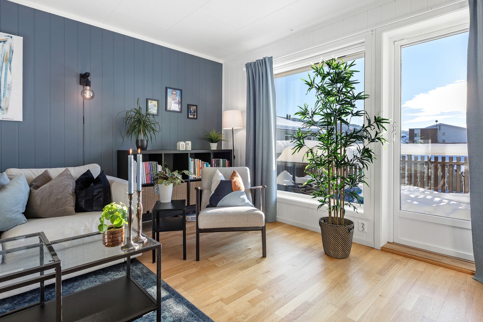 Hyggelig sitteplass med rikelig dagslys. Galleribilde