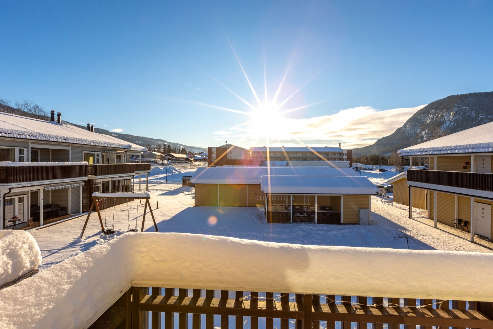 Balkong med utsikt mot nærområdet . Hyggelig utsyn mot omkringliggende bebyggelse. Galleribilde