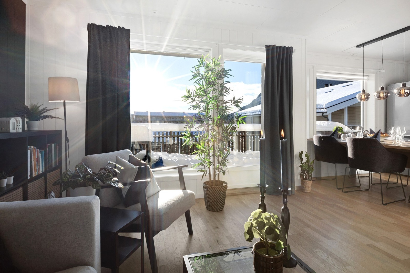 Sosial sone med naturlig flyt mot uteplass. Galleribilde