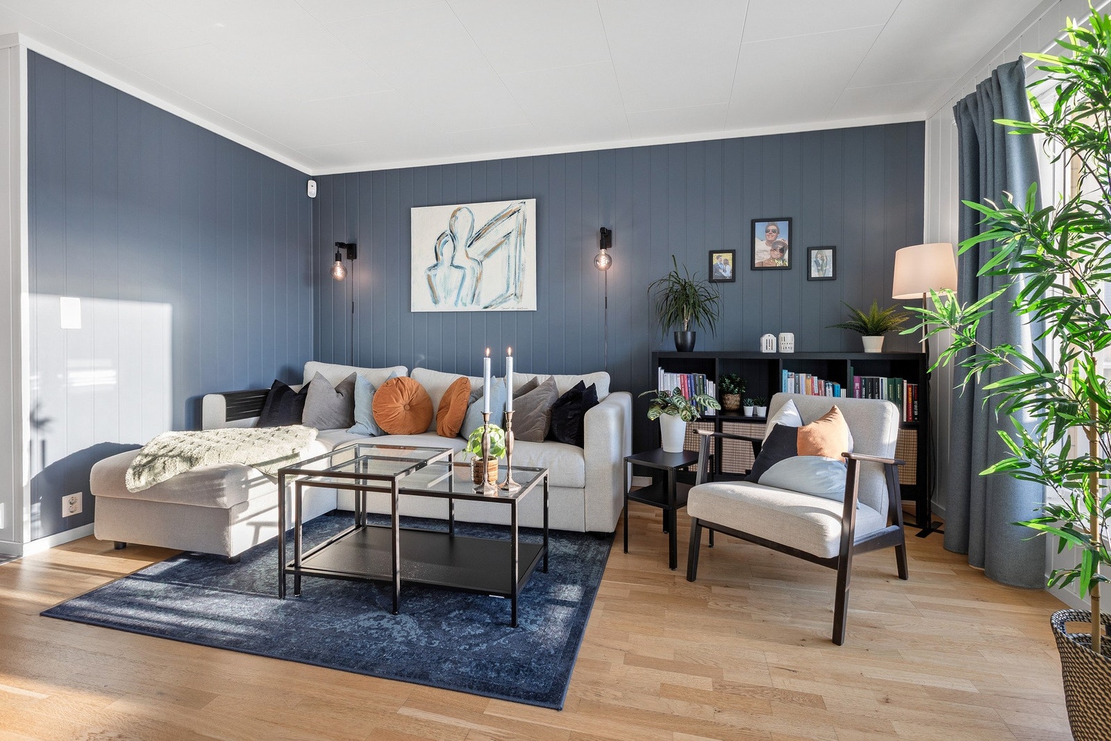 Innbydende stue med god plass til sofagruppe. Galleribilde