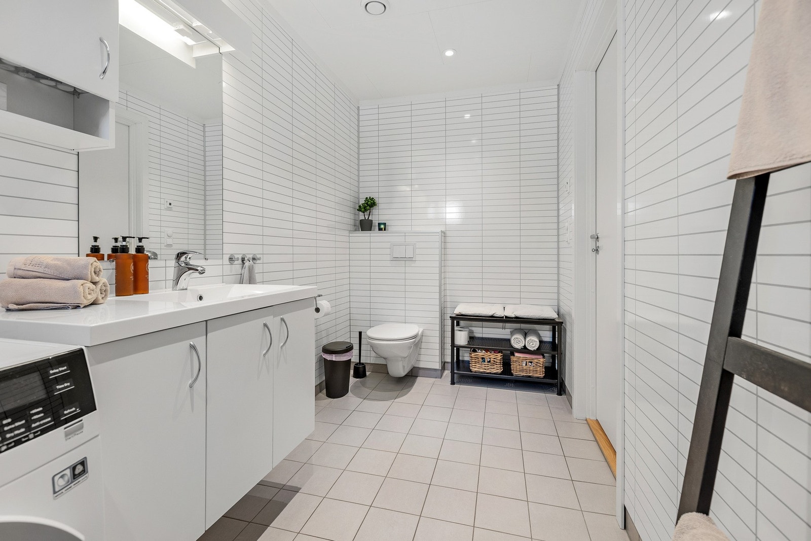 Delikat bad med vegghengt toalett og god gulvplass. Galleribilde