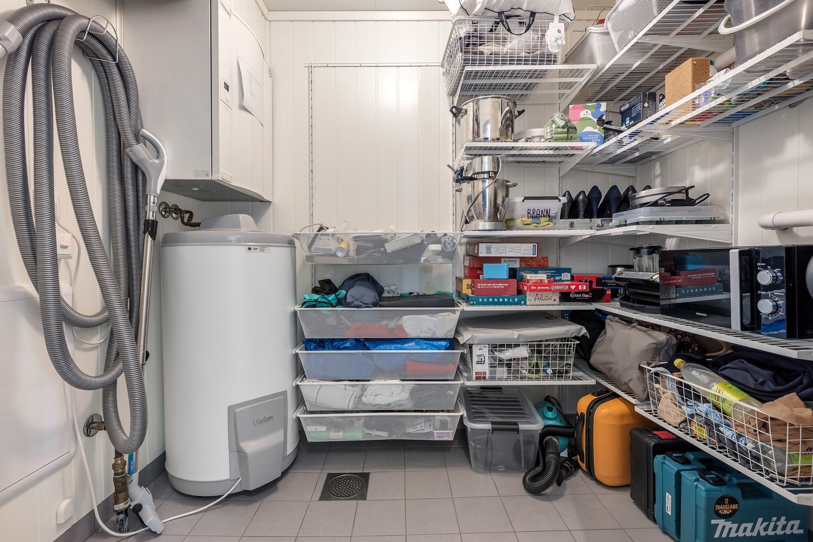 Romslig innvendig bod med god oppbevaringsplass. Galleribilde