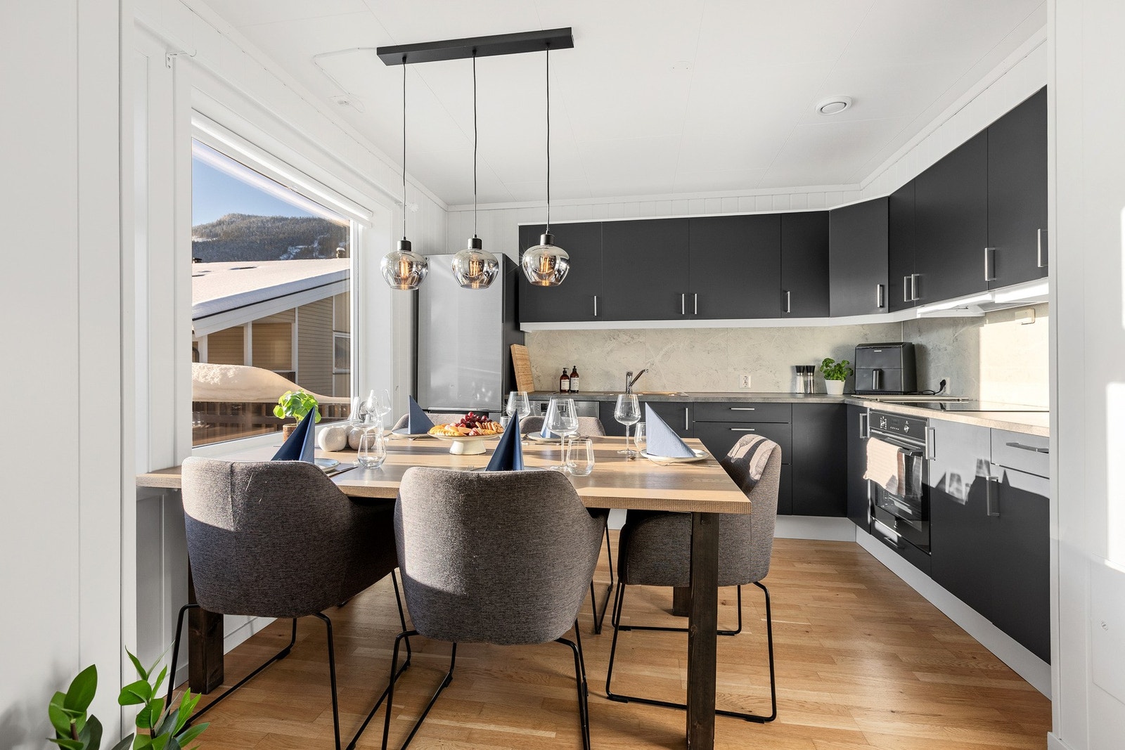 Moderne kjøkken med plass til spisebord. Galleribilde