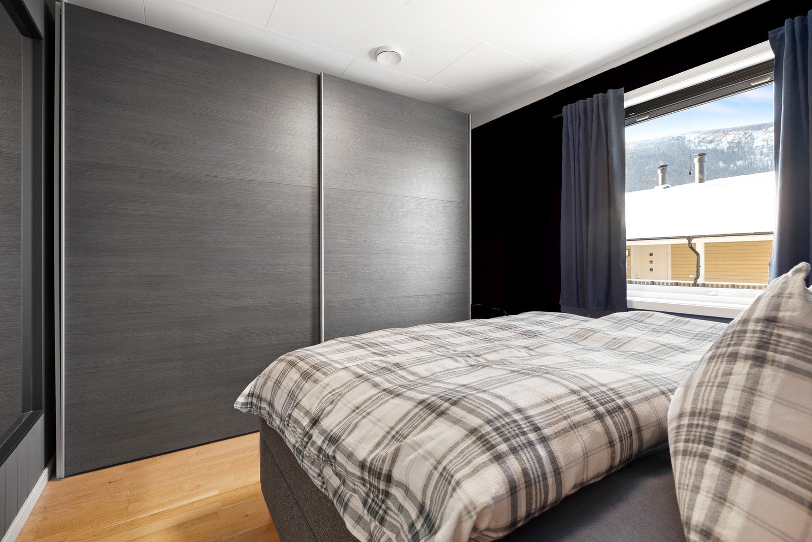 Praktisk garderobe med skyvedører på hovedsoverommet. Galleribilde