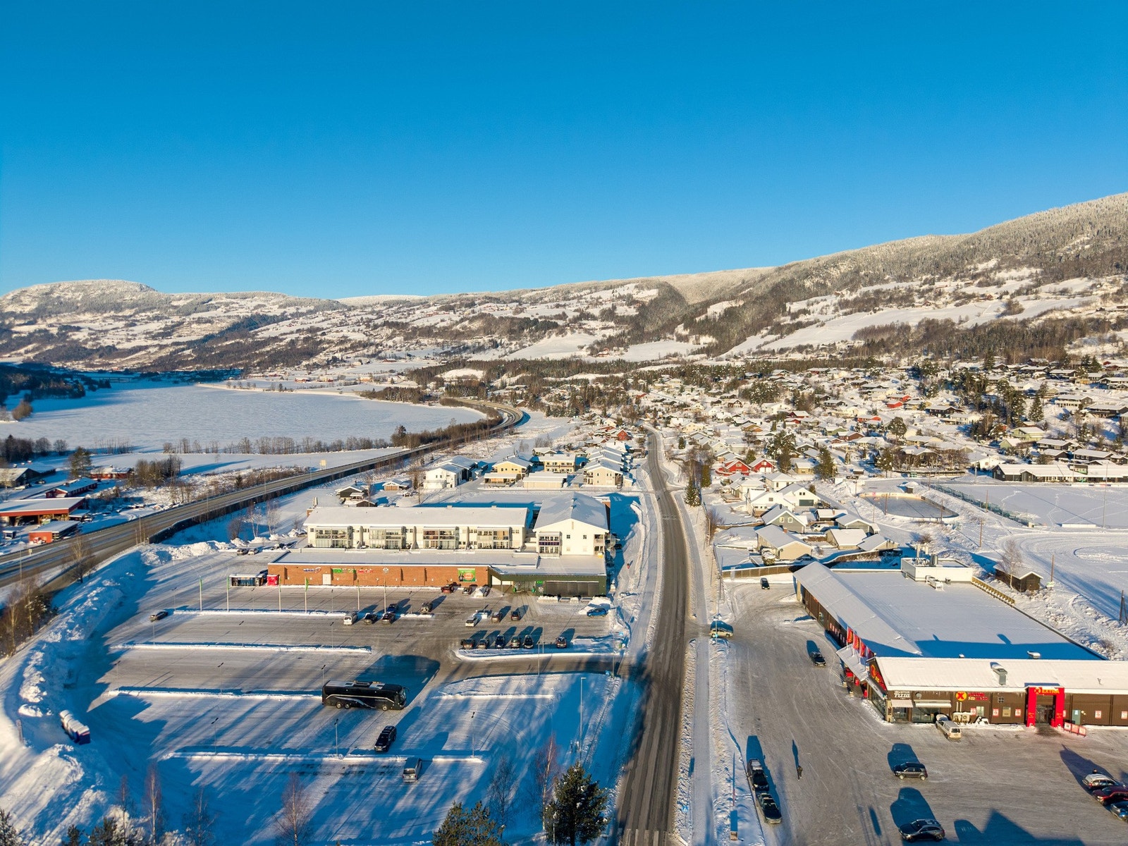 God adkomst og oversiktlig veinett. Nærområdet med enkel tilgjengelighet. Galleribilde