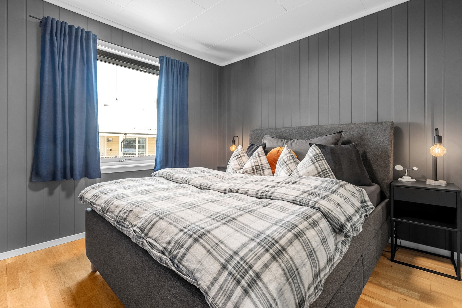 Romslig soverom med god møbleringsfrihet. Galleribilde