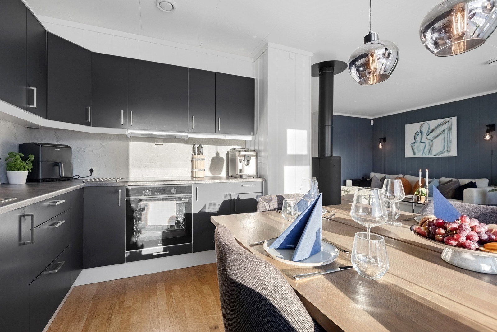 Kjøkken med god flyt mot oppholdsrom. Galleribilde