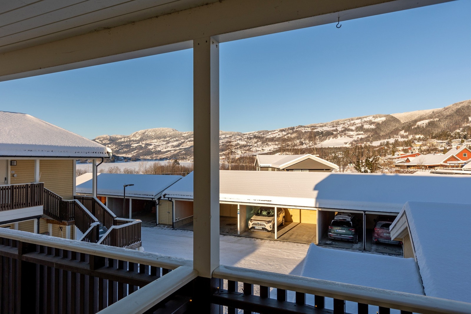 Nordvendt utsyn fra det overbygde inngangspartiet. Galleribilde