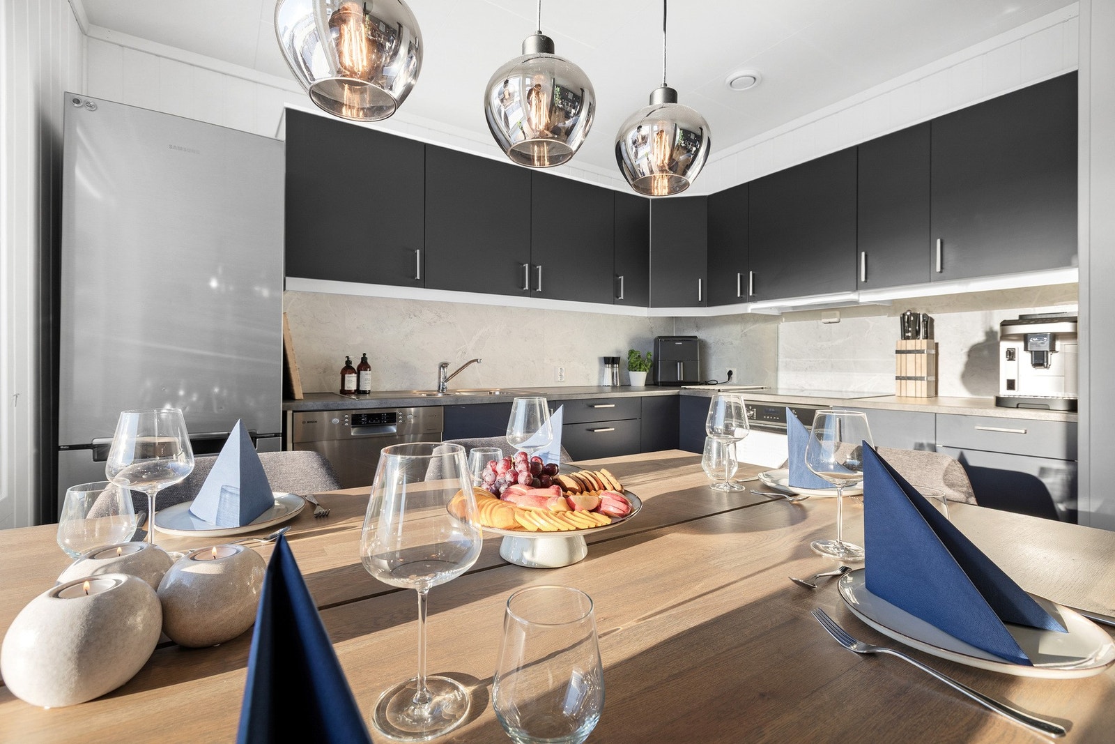 Moderne kjøkken med funksjonell planløsning. Galleribilde