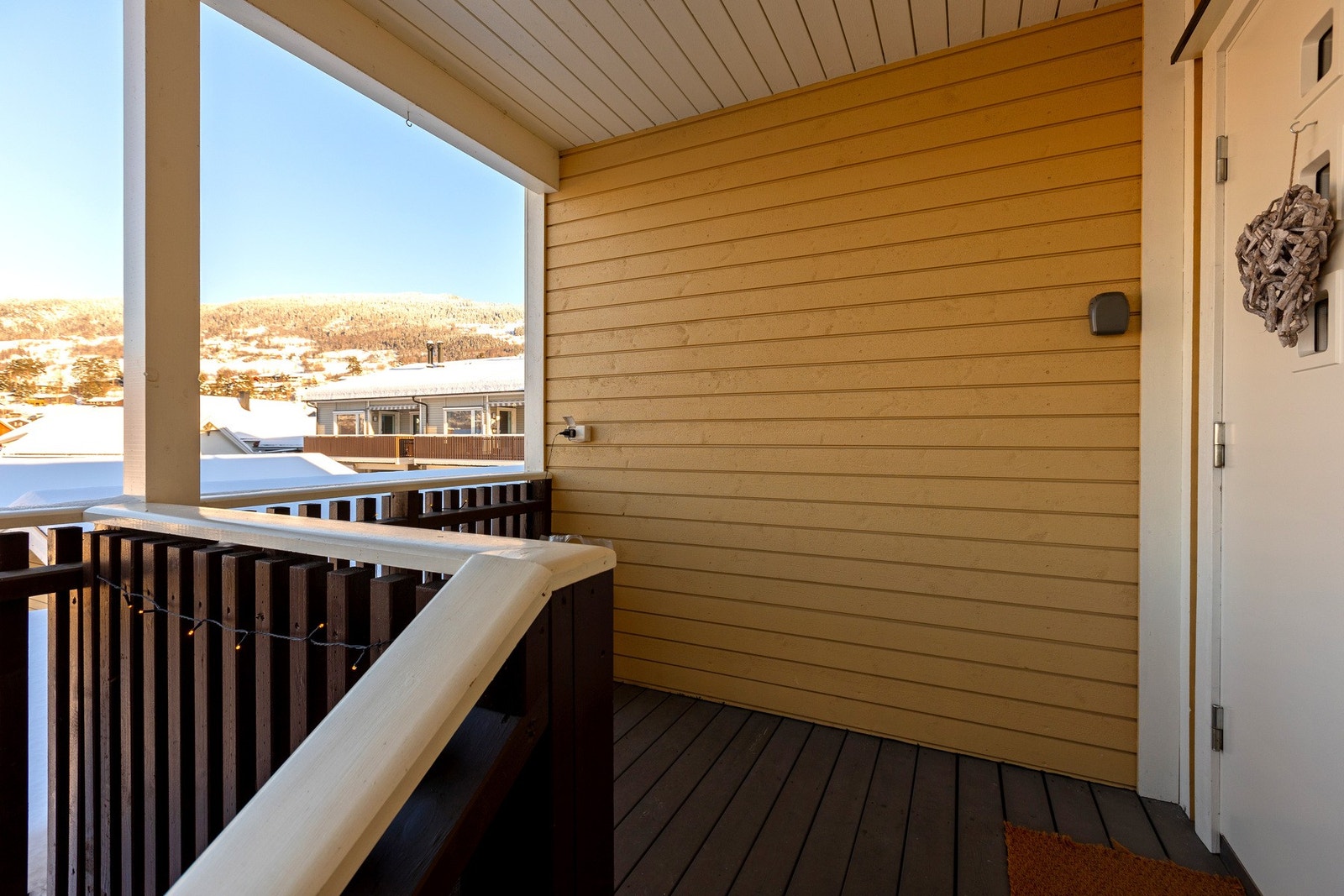 Overbygd inngangsparti med skjermet beliggenhet og utvendig trapperom. Galleribilde