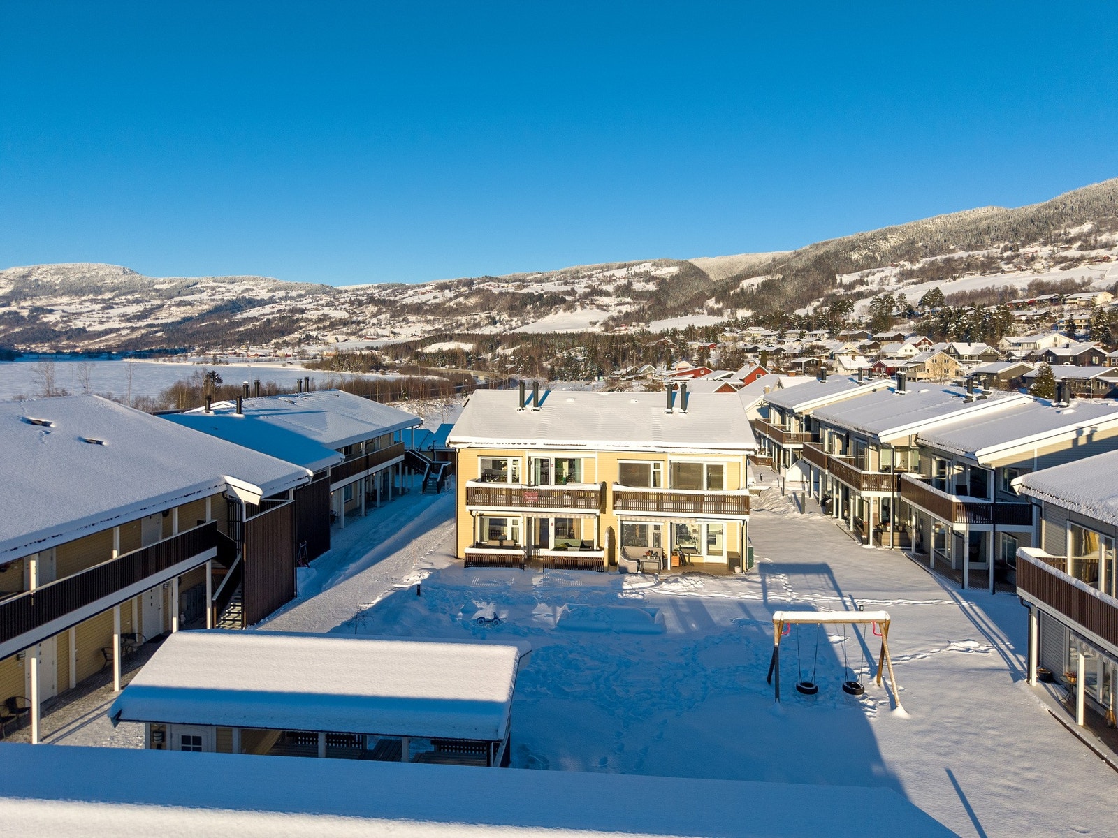 Oversiktsbilde av boligbebyggelsen og nærområdet. Galleribilde