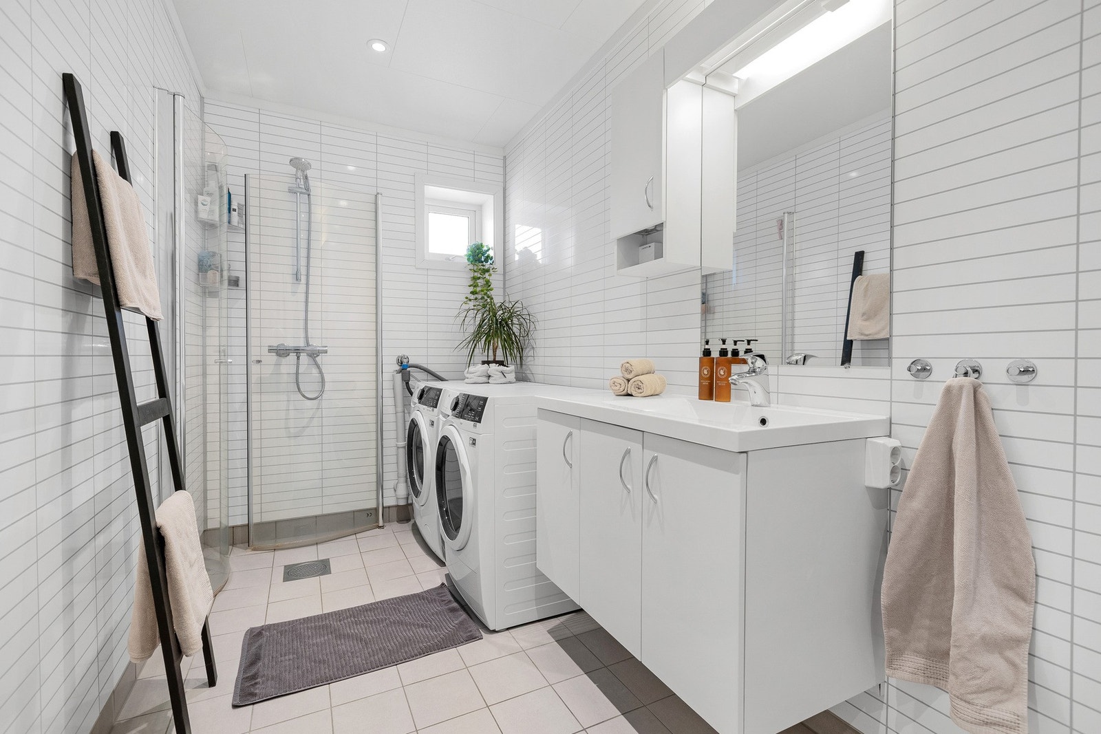 Moderne bad med kombinert vaskesone. Galleribilde