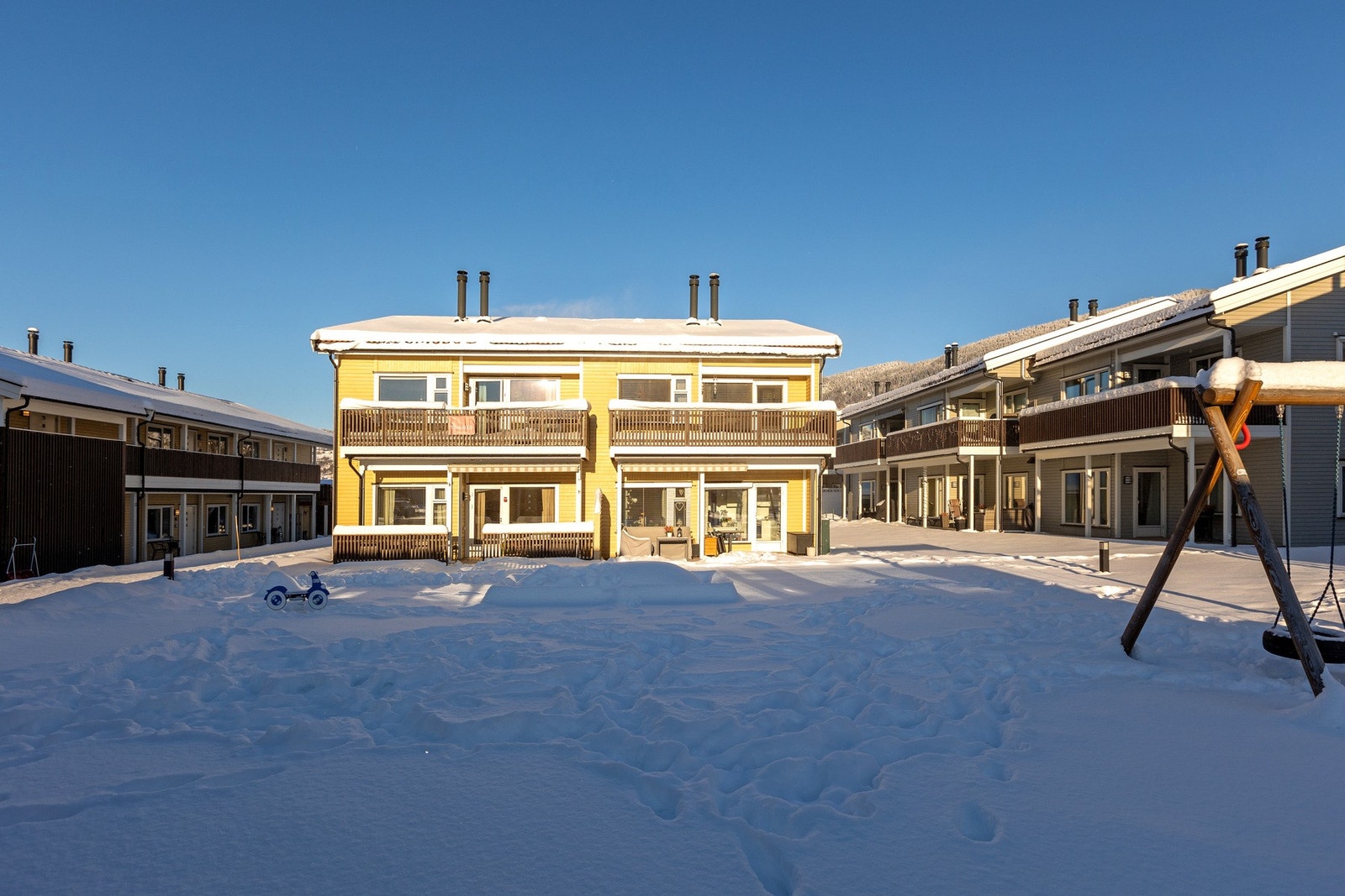 Velordnet tun med boligbebyggelse. Oversiktlig og trivelig tunløsning. Galleribilde