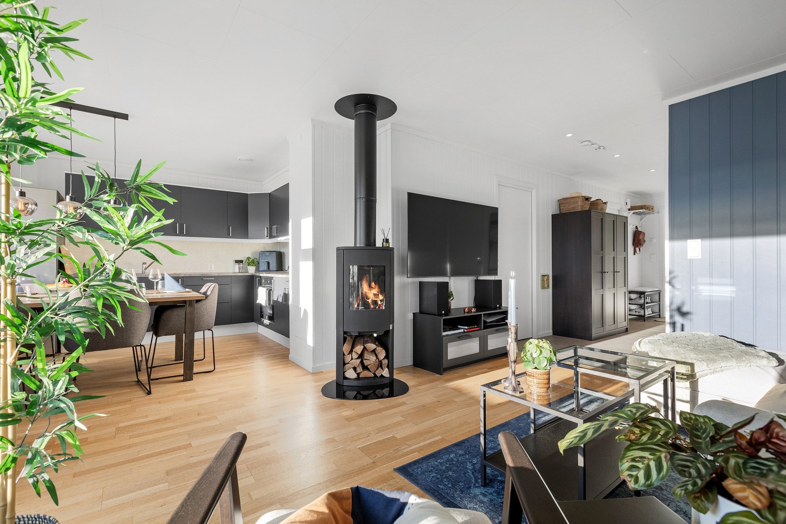 Åpen og sosial løsning mellom stue og kjøkken. Galleribilde