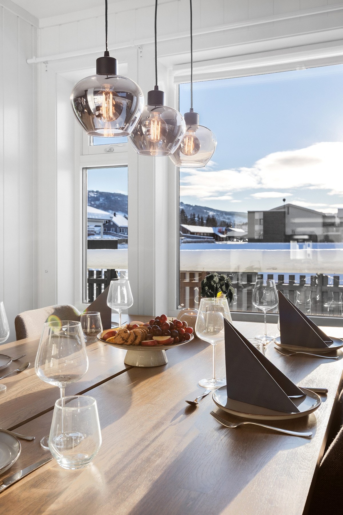 Lys spiseplass med hyggelig utsyn. Galleribilde