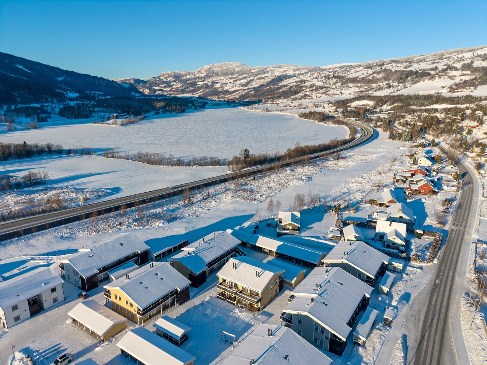 Nærområdet med fine turområder. Sameiet ligger litt nord for sentrum i Øyer. Galleribilde