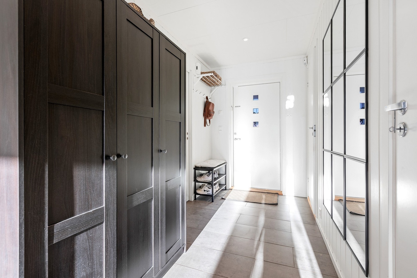 Velkommen inn - romslig og god entre med god plass for garderobeløsning. Galleribilde