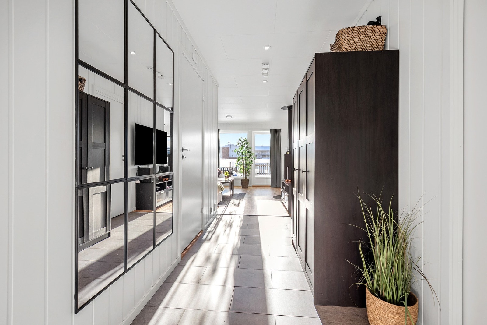 Fra entreen er det direkte tilgang til stue og kjøkkendel. Flislagt gulv med varmekabler. Galleribilde