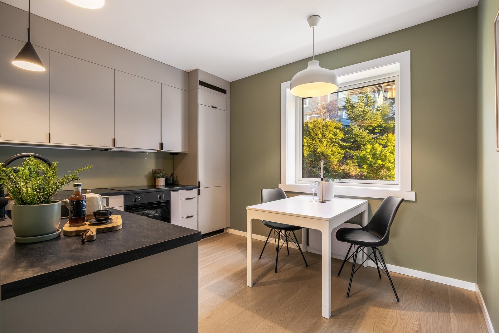 - Kjøkkenet fremstår som moderne og lekkert med ny innredning fra 2025, slette fronter og godt med arbeids- og oppbevaringsplass - Galleribilde