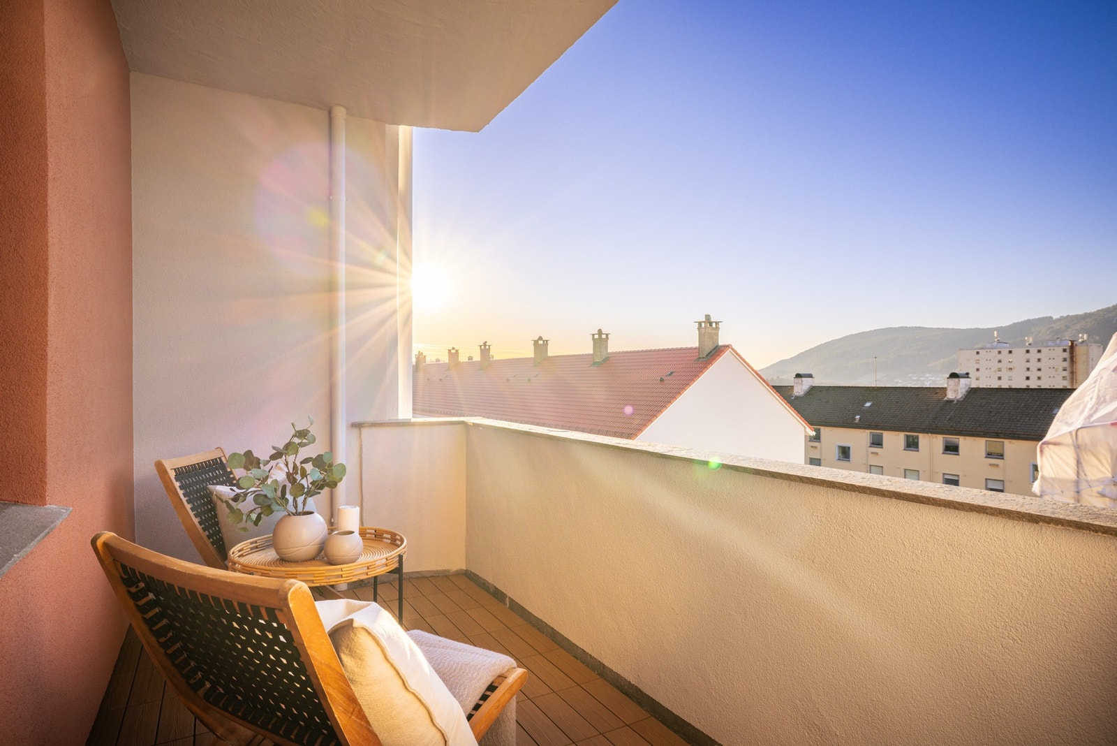 - Fra stuen er det utgang til en vestvendt balkong, et fint sted å nyte ettermiddags- og kveldssolen - Galleribilde