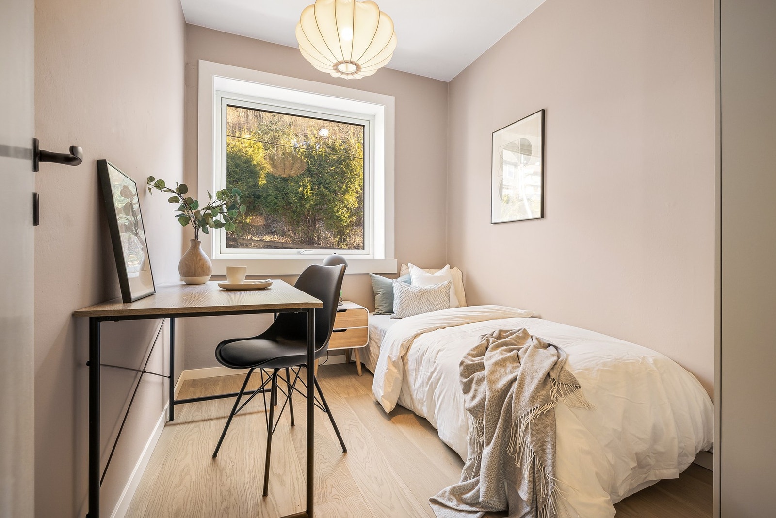 - Soverom nummer to er fleksibelt og egner seg godt som gjesterom, barnerom eller hjemmekontor - Galleribilde