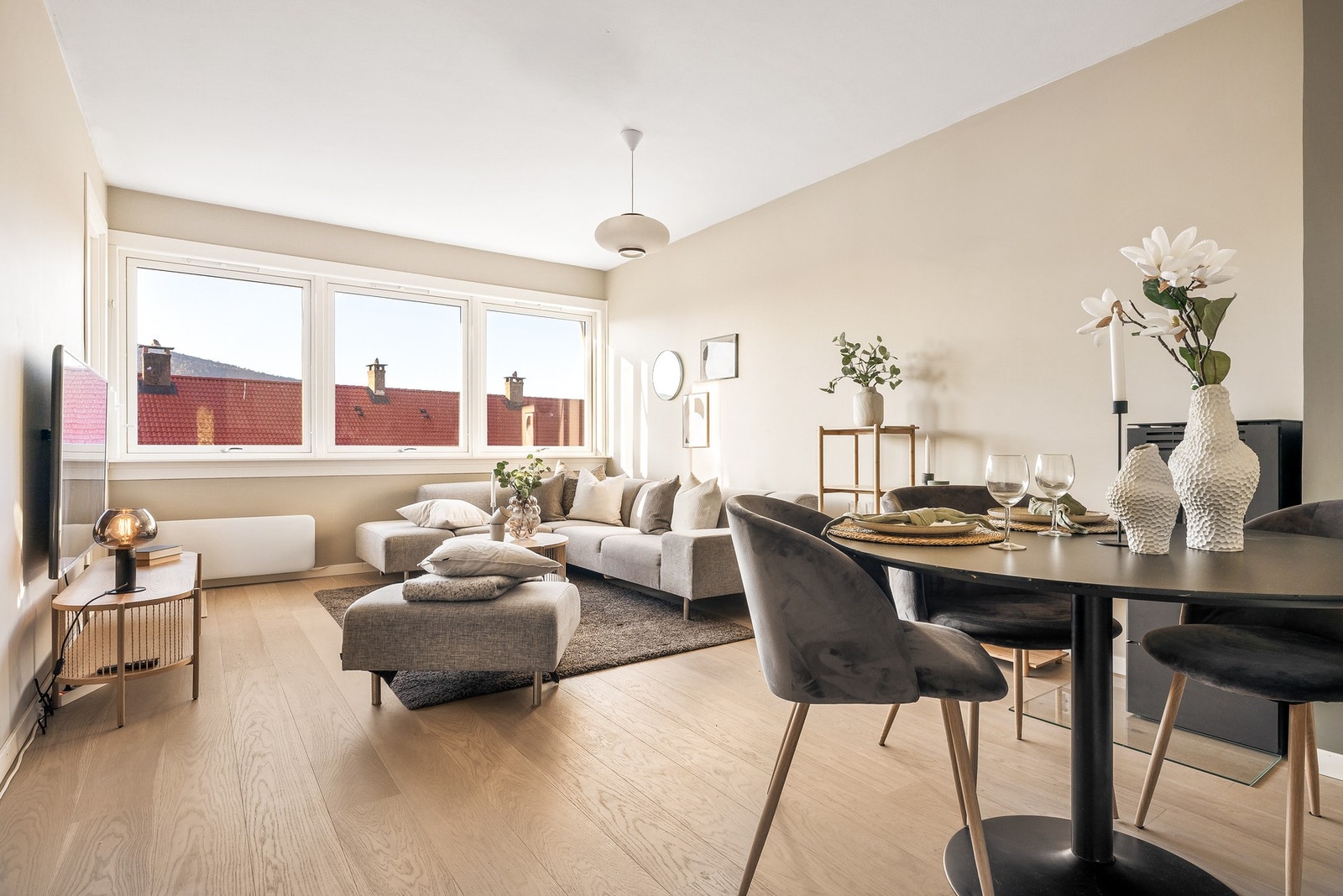 - Her er det god plass til både sofagruppe og spisebord - Galleribilde