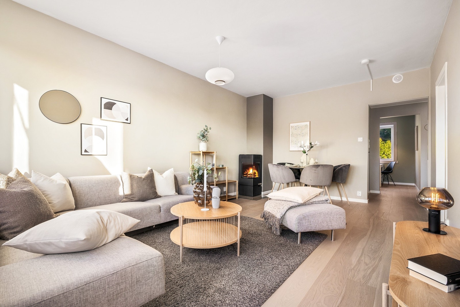 - Romslig stue med store vindusflater som slipper inn rikelig med dagslys - Galleribilde