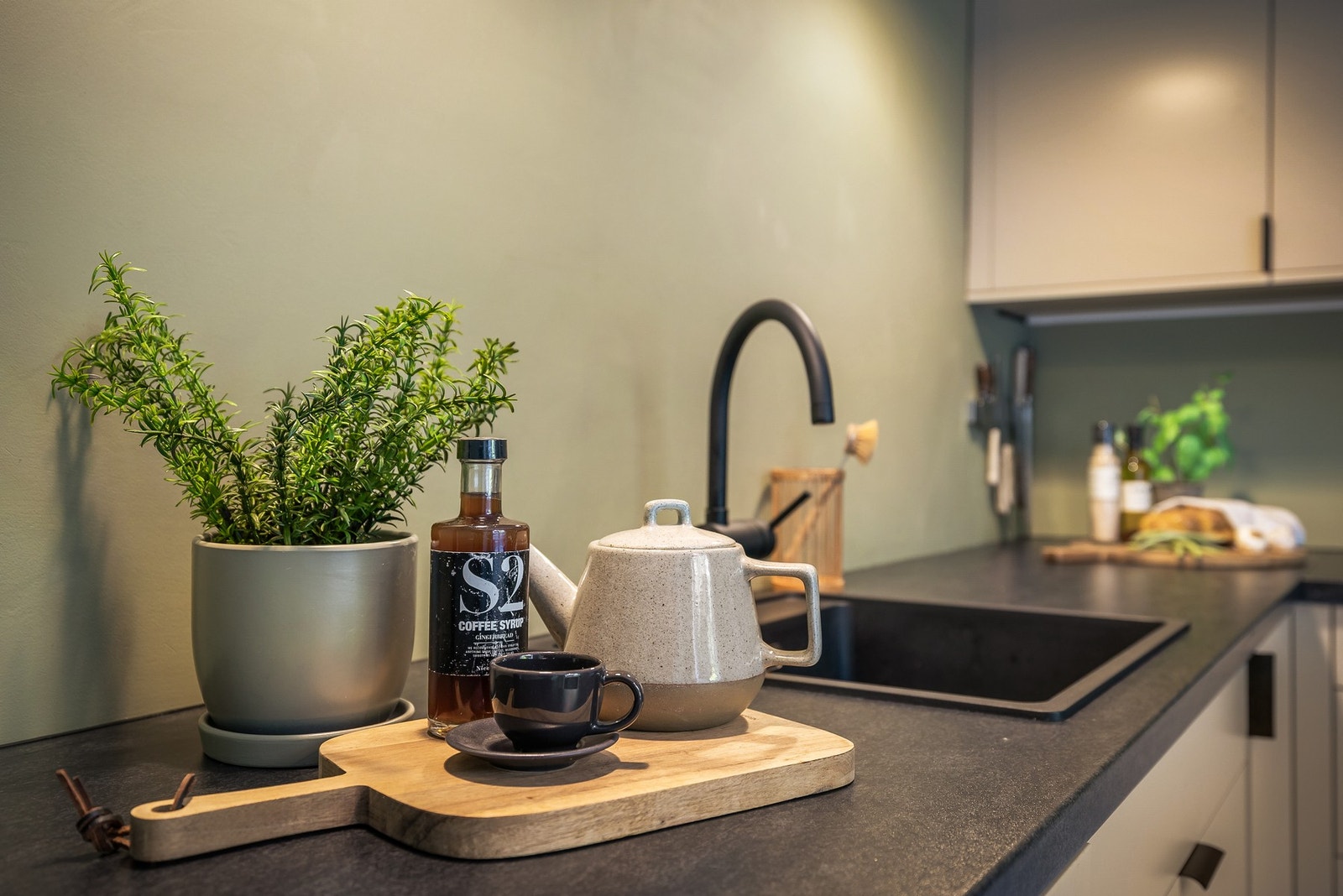 - Integrerte hvitevarer gir et helhetlig uttrykk, og kjøkkenet oppleves både praktisk og stilrent. - Galleribilde