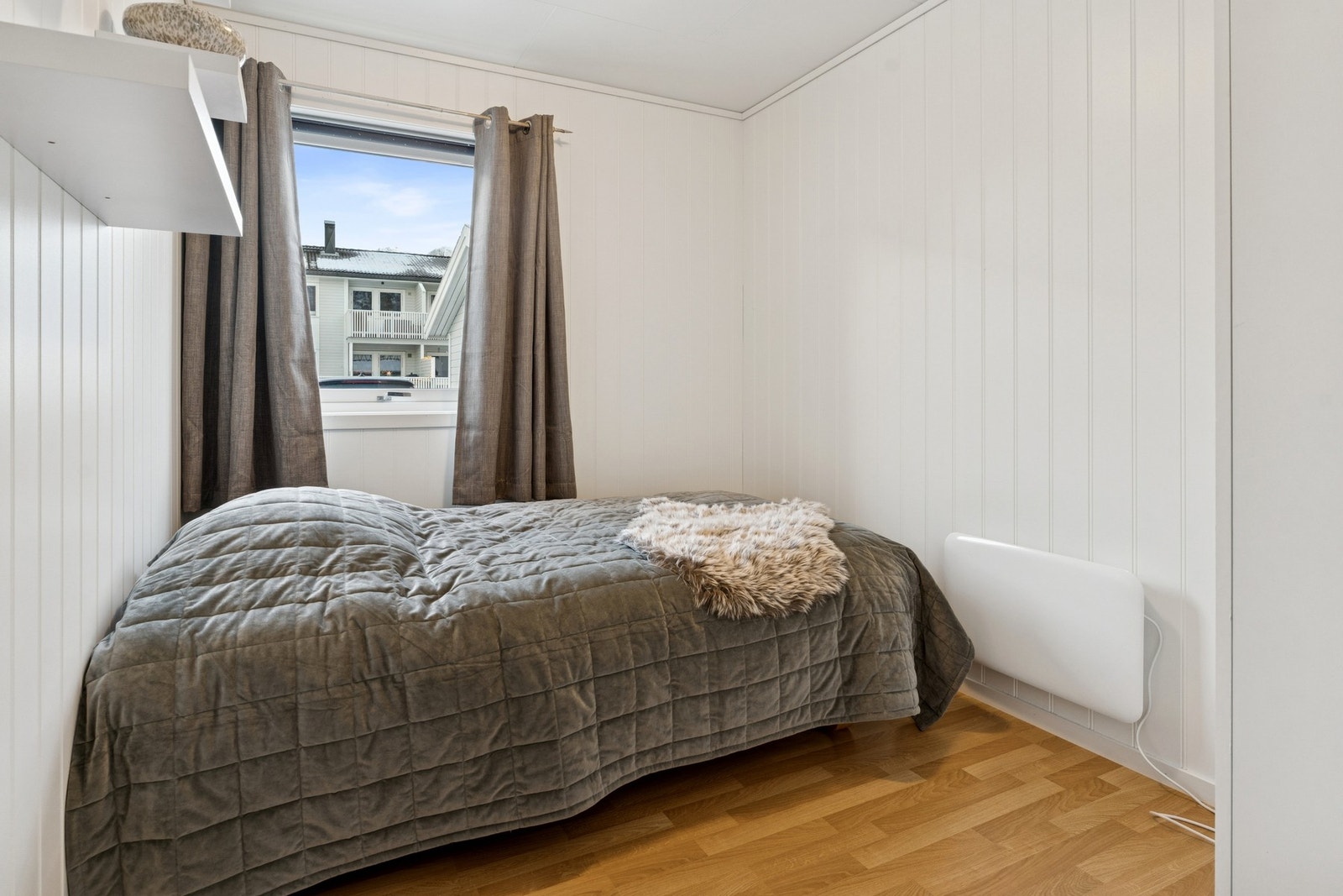 - Leiligheten har tre soverom, to av de er på 7.4 m² og har plass til seng og garderobeskap - Galleribilde