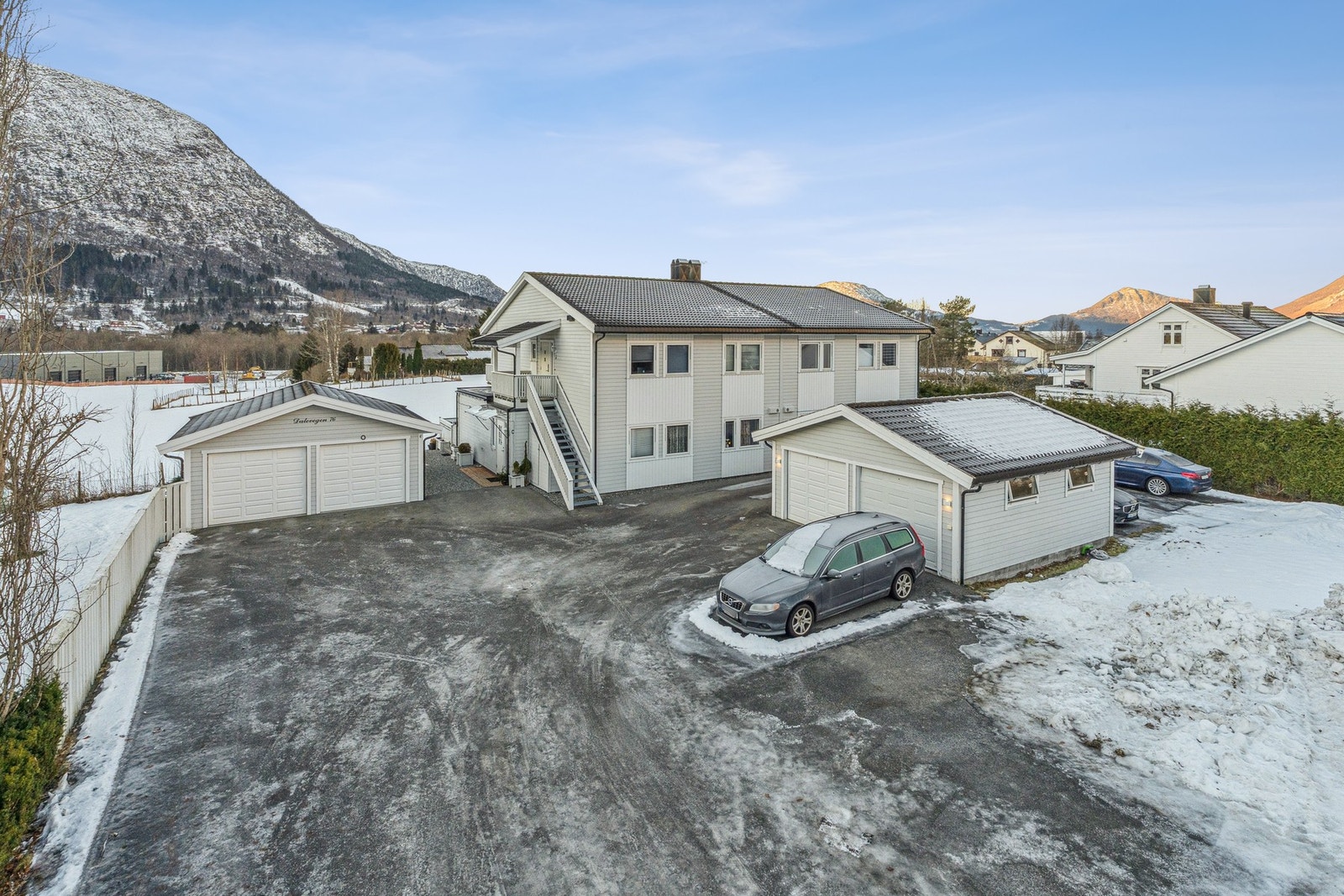 - Utvendig har du garasje og felles biloppstillingsplass - Galleribilde