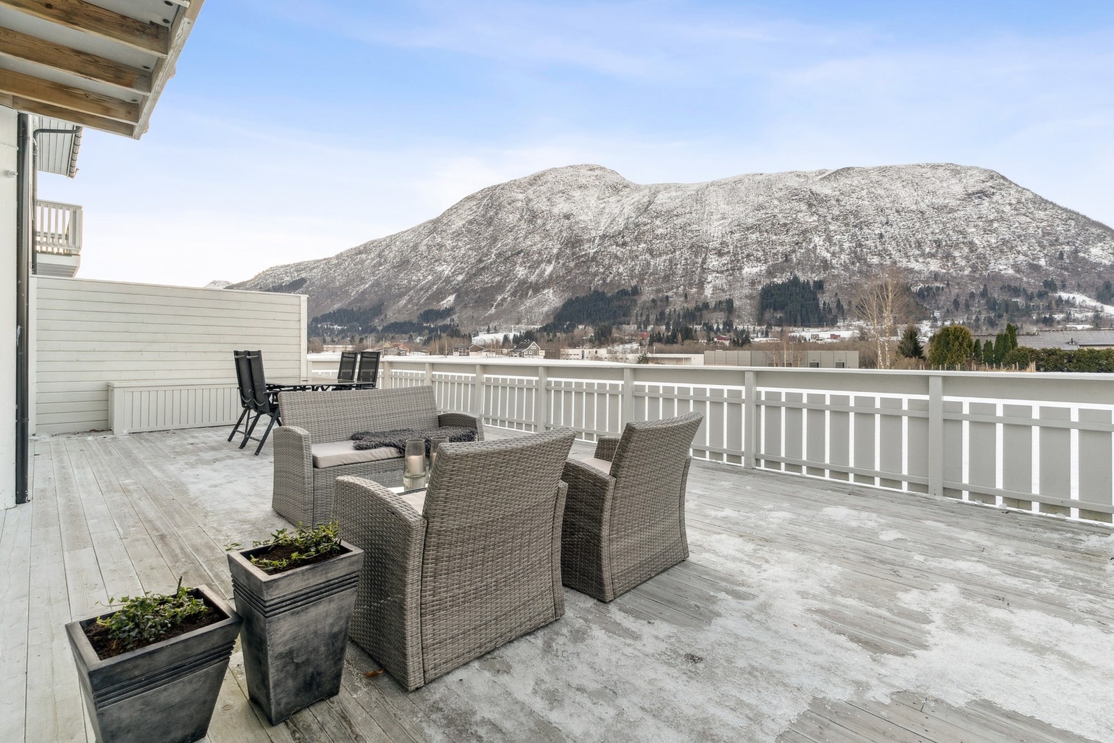 - Flott terrasse på hele 53 m², hvor du kan nyte lange og varme sommerdager - Galleribilde