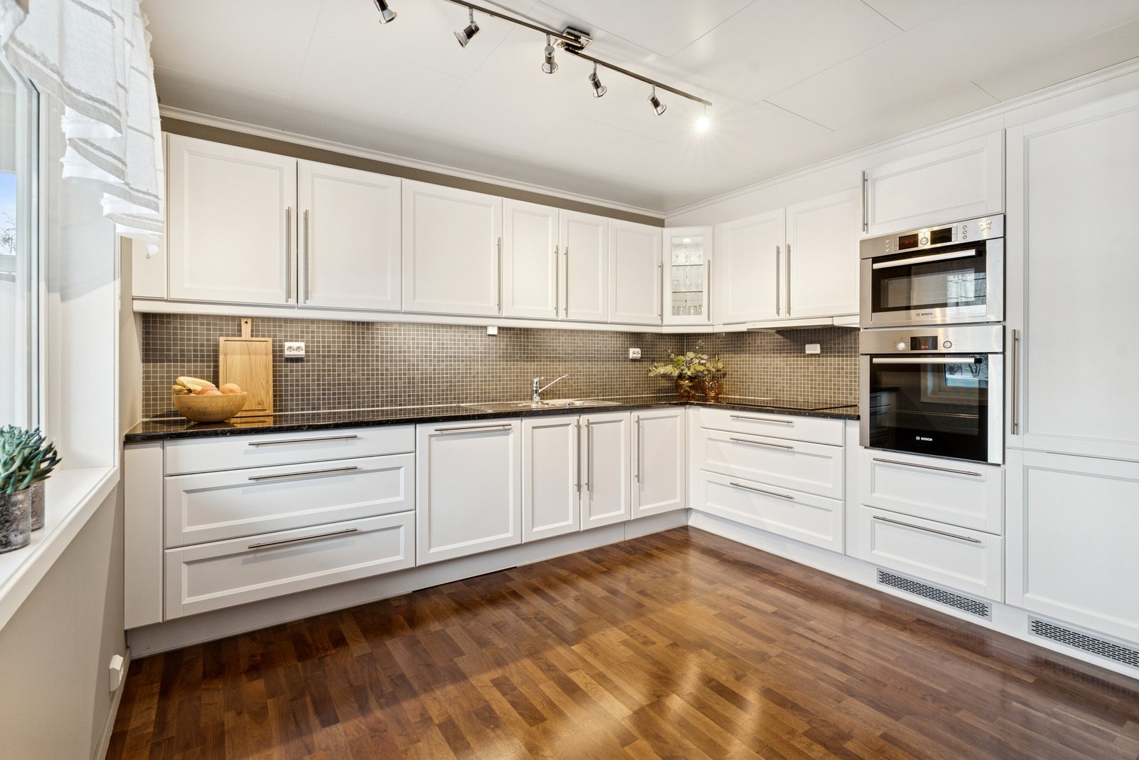 - Kjøkkenet har en lys og moderne innredning med rikelig skap- og benkeplass, samt integrerte hvitevarer - Galleribilde