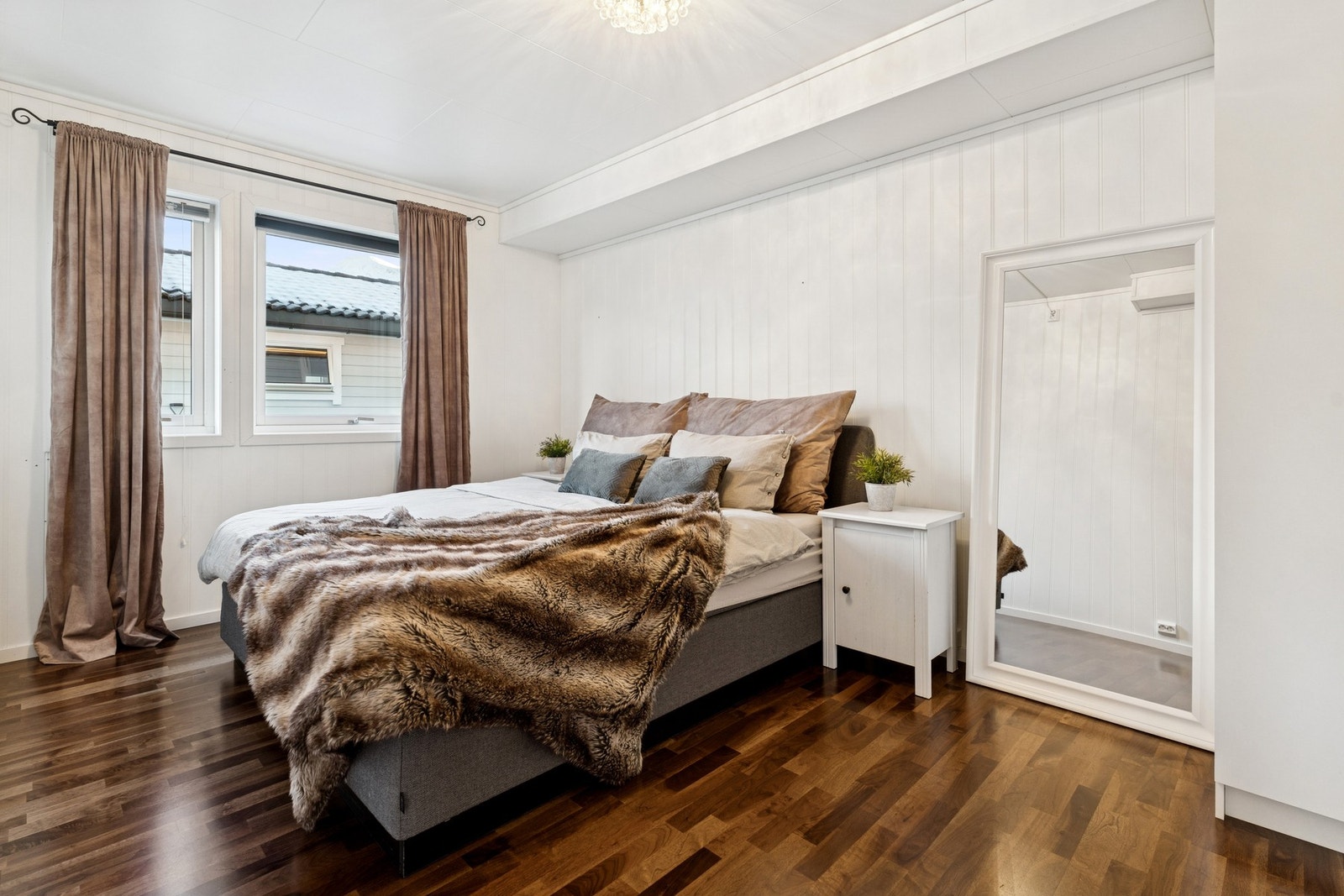 - Hovedsoverommet er på nærmere 13 m² og har god plass til dobbelseng, nattbord og garderobeskap - Galleribilde