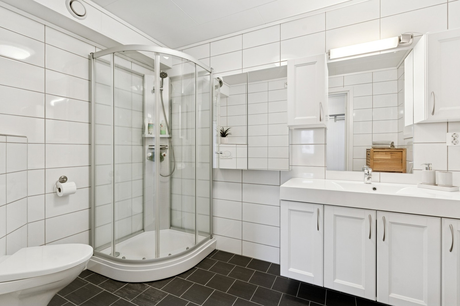 - Baderommet har flislagt gulv og vegger, og det er lagt varmekabler i gulvet - Galleribilde