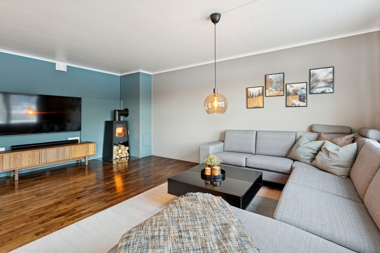 - Koselig stue med vedovn som gir godt med varme til hele leiligheten. Fra stuen har du også direkte utgang til den romslige terrassen - Galleribilde
