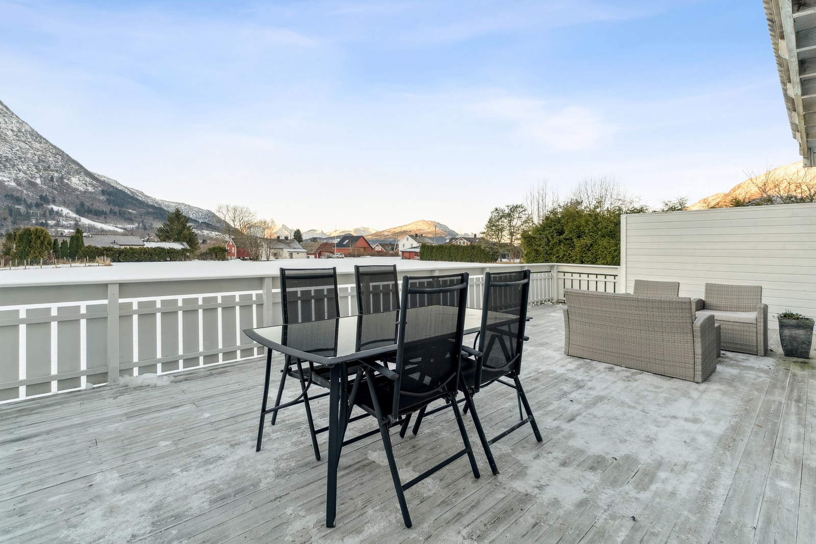 - Her har du god plass til å samle venner og familie for koselige sammenkomster - Galleribilde