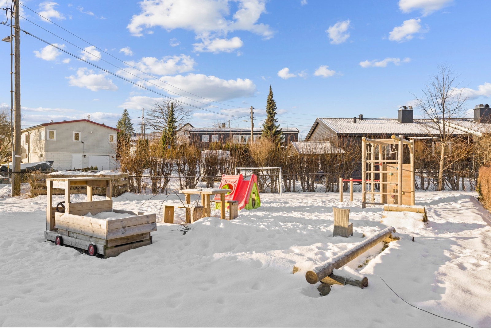 Barnevennlig område med egen lekeplass. Galleribilde