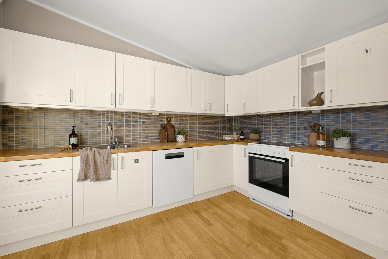 Kjøkkenet har lys, romslighet og det er rikelig med skap og skuffer. Galleribilde