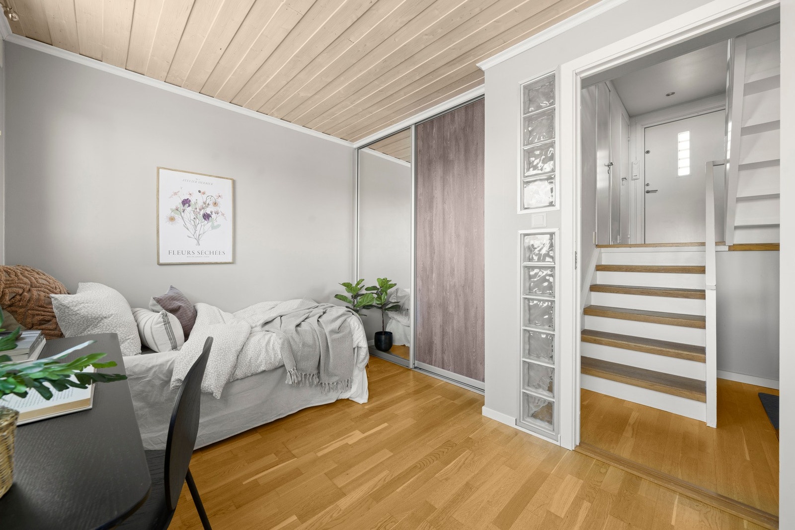 Rommet er funksjonelt utformet med plass til seng og skrivebord, samt innebygd garderobeløsning. Galleribilde