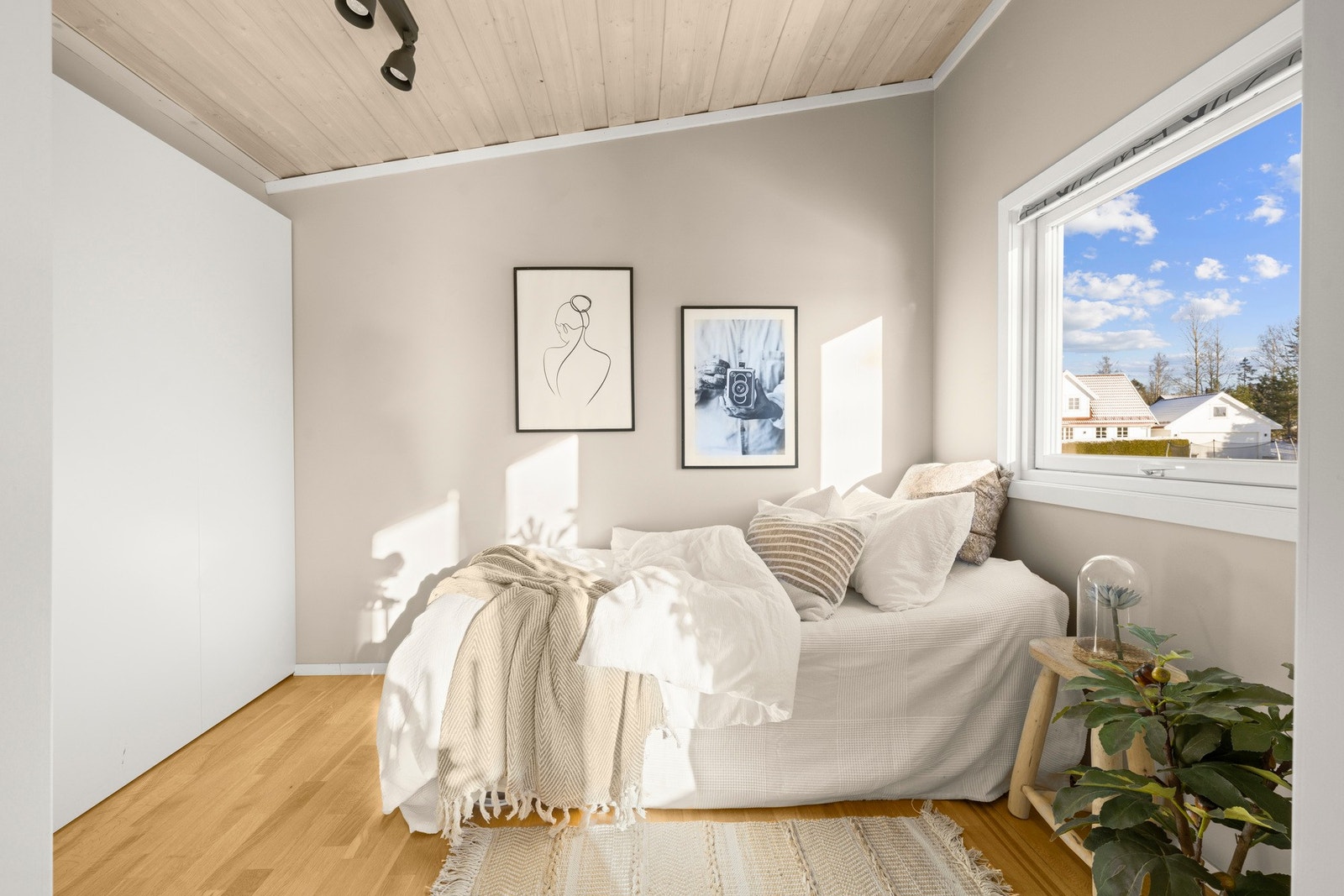 Soverom 1 har god plass til seng, garderobeskap og øvrig møblement. Kan tilpasses ulike behov. Galleribilde