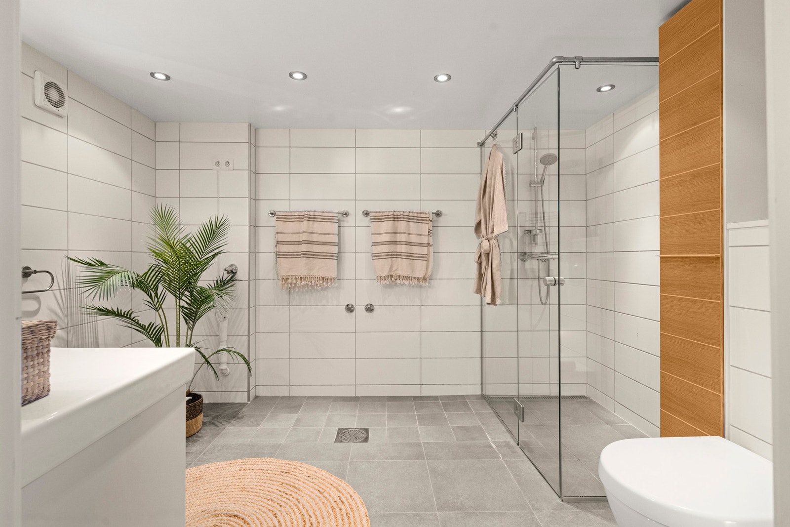 Innredning består av nedfelt servant, veggmontert toalett, dusjvegger/hjørne og opplegg for vaskemaskin. Opplegg til badekar Galleribilde