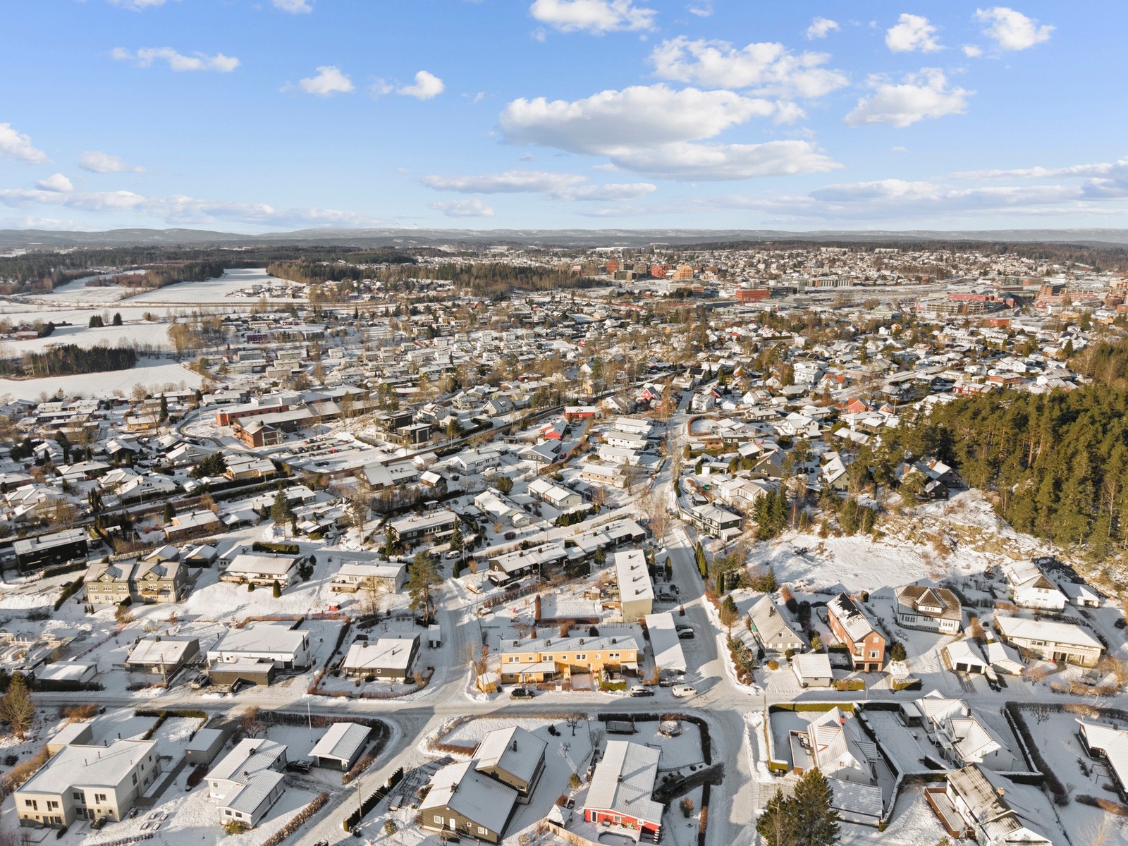 Dronebilde over nabolaget og Ski. Galleribilde