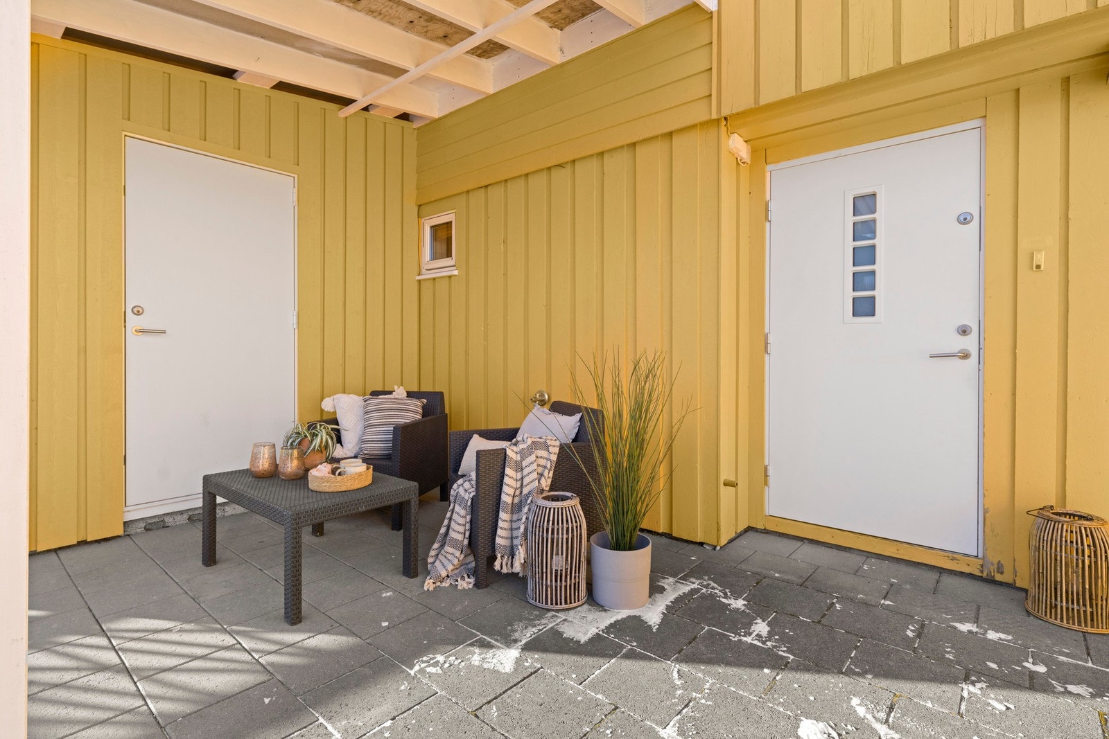 Hyggelig inngangsparti med plass til utemøbler, velkommen inn! Galleribilde