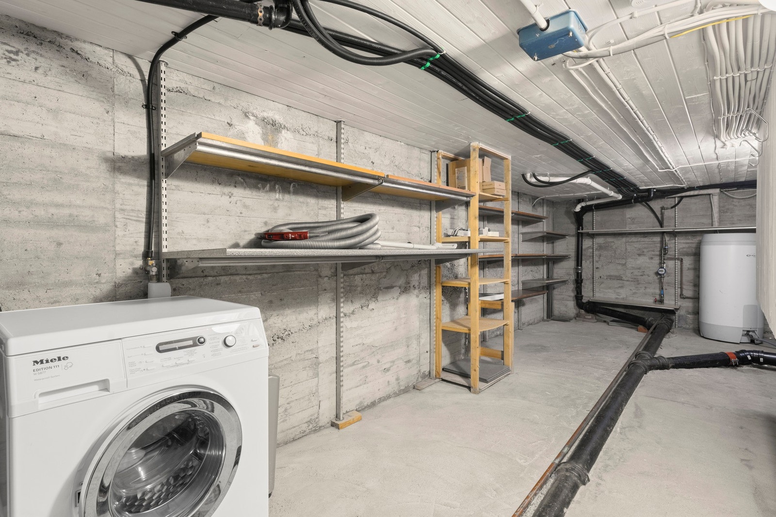 Opplegg for vaskemaskin i kjelleren. Galleribilde