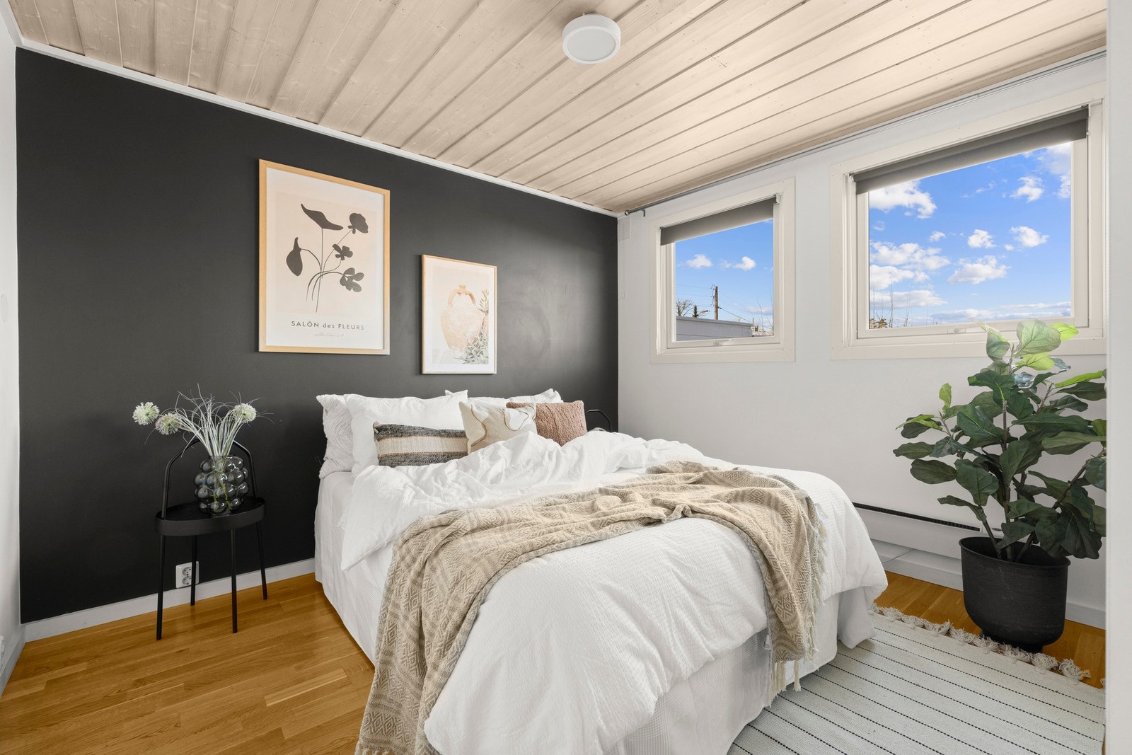 Soverom 2 har en god størrelse og med plass til dobbeltseng, nattbord og skyvedørsgarderobe. Galleribilde