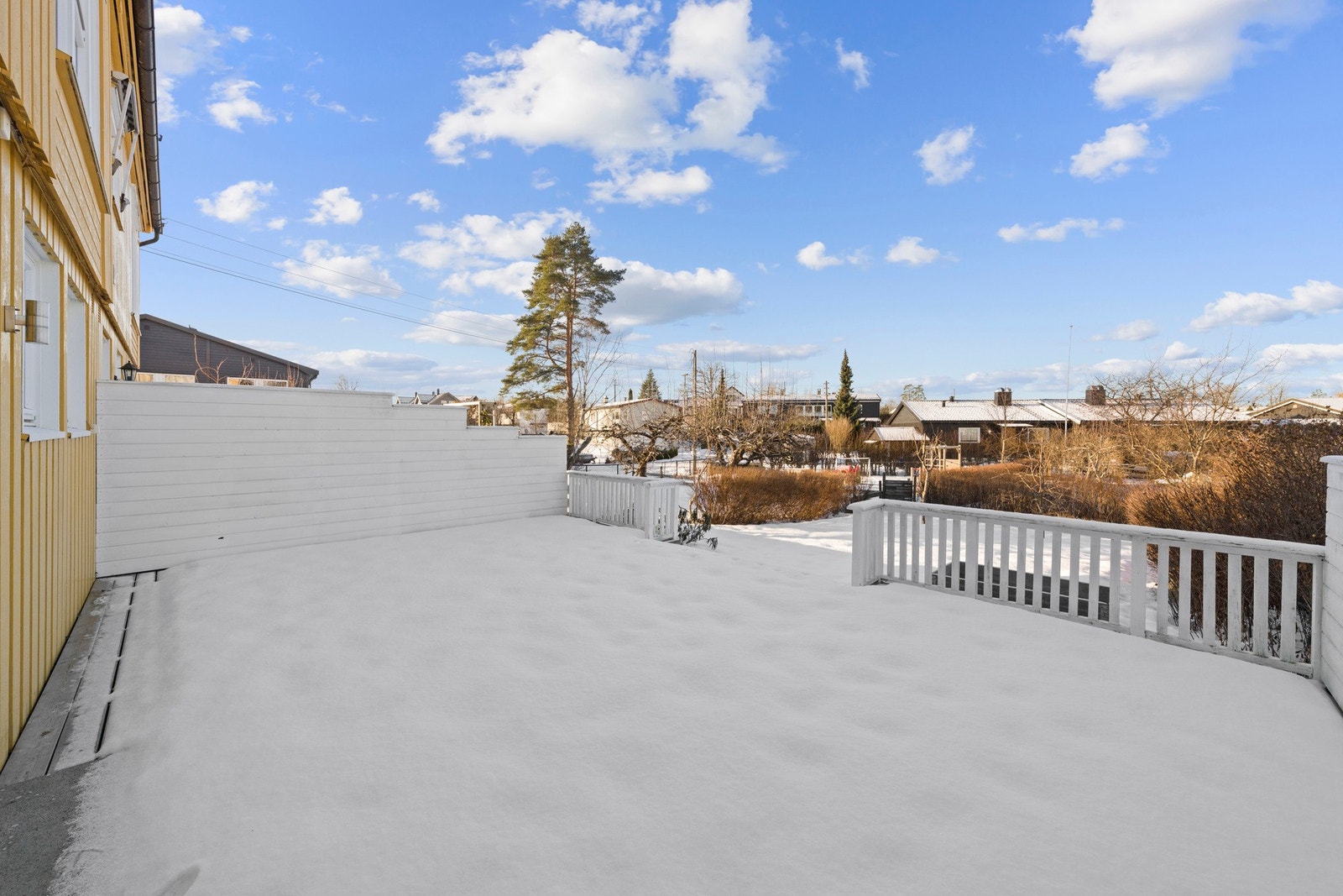 Terrassen er oppført i treverkskonstruksjon. Levegger på sidene. Trapp ned til hagen. Strøm og utelys. Galleribilde