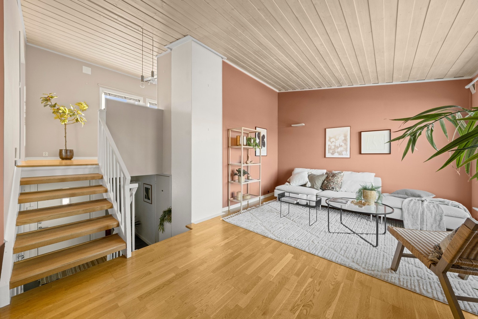 Stuen oppleves som luftig og funksjonell med naturlige soner. Galleribilde